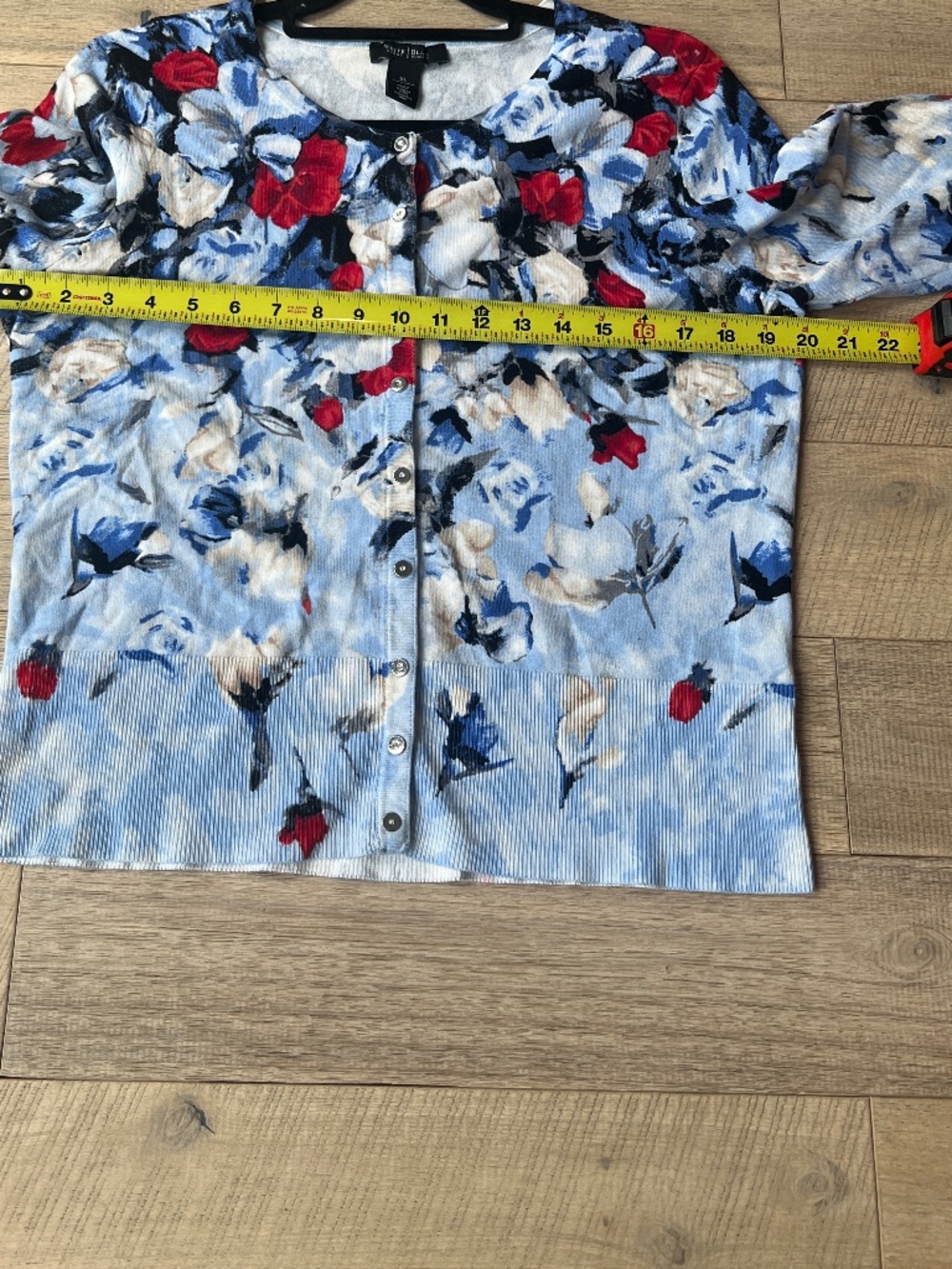 White House Black Market Floral Cardigan Sweater Light Blue Red XL - Picture 6 of 7
